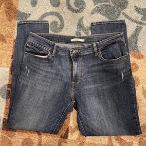 Women’s Levi 711 skinny jeans in great condition pretty much new!!!